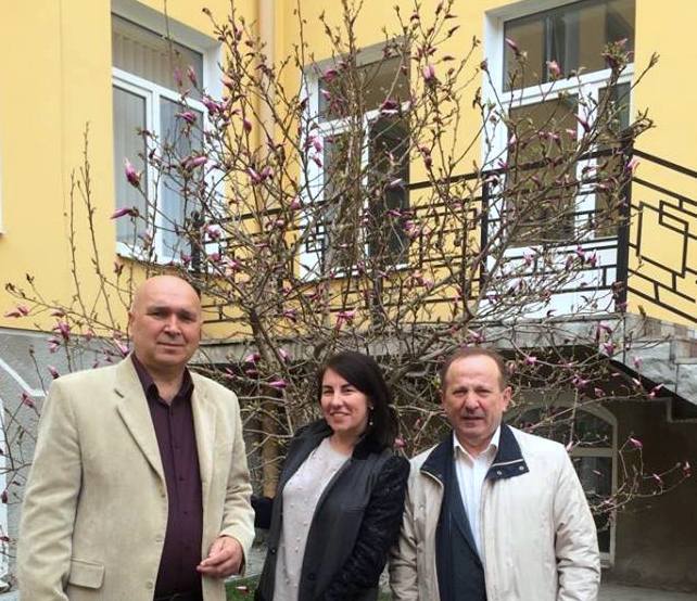 Магнолії на подвір'ї педагогічного коледжу